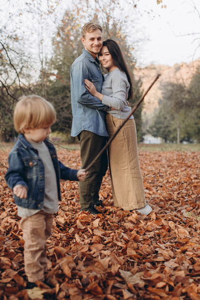 公園の秋の散歩中の幸せな家族のお父さんと赤ちゃん - 写真・画像