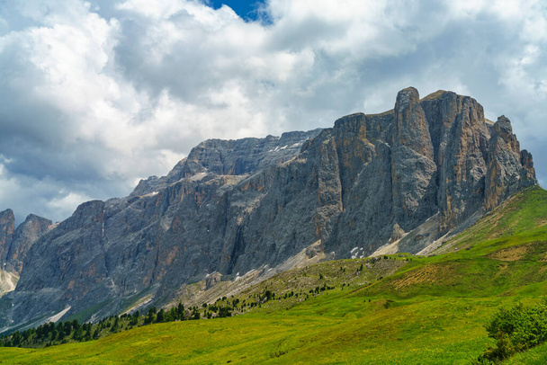 Paisaje de montaña en verano a lo largo del camino hacia el paso de Sella, Dolomitas, provincia de Bolzano, Trentino Alto Adigio, Italia - Foto, Imagen