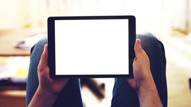 Hände halten schwarze Tablet-Handy-Gerät mit weißen leeren Attrappe leeren Bildschirm, Kopierraum Hintergrund. - Foto, Bild