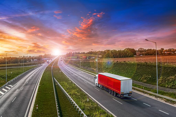 vrachtwagen op de wegen van Europa. Logistiek en vervoer - Foto, afbeelding