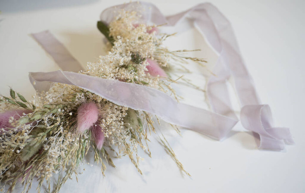 delicate krans van gedroogde bloemen met lint - Foto, afbeelding