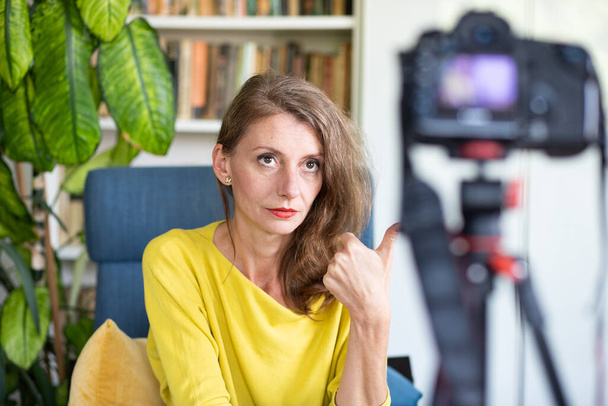 Lehrer oder Vlogger, die eine Lektion über das Online-Lernen mit der Kamera aufzeichnen - Foto, Bild