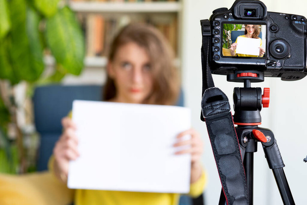 leraar of vlogger het opnemen van een les op camera online leren - Foto, afbeelding