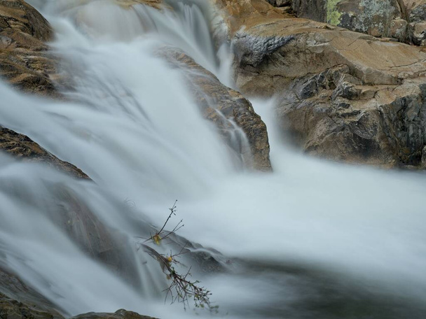 Hosszú expozíció egy vízesés a folyóban áramló sziklák - Fotó, kép
