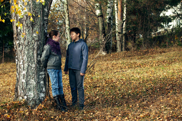 Bir çift genç romantik bir şekilde parkta buluşuyor..  - Fotoğraf, Görsel