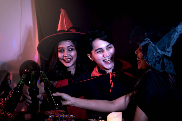 Οι άνθρωποι πηγαίνουν στο Halloween κόμμα με τρομακτικό κοστούμι, μακιγιάζ τρομακτικό πρόσωπο, έχοντας τη διασκέδαση στο Halloween κόμμα με γιορτή - Φωτογραφία, εικόνα