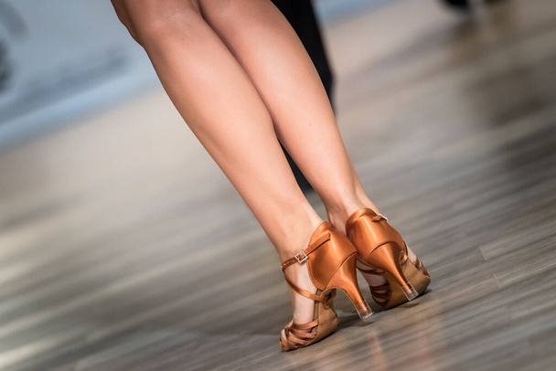 lábak lány tánc latin tánc - Fotó, kép