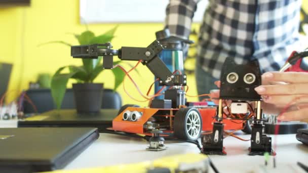 Teenage boy playing with robot in class - Footage, Video