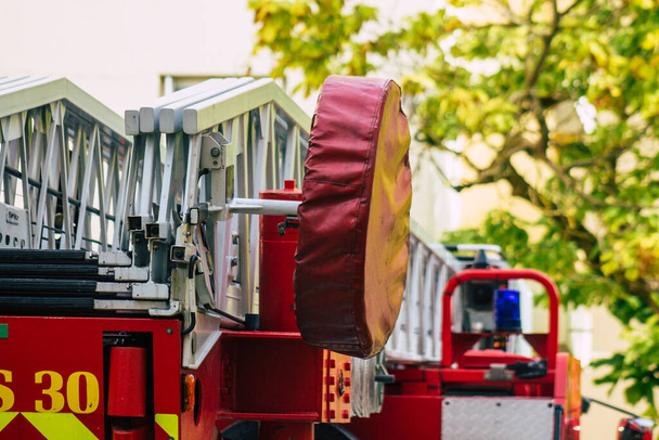 Reims France October 08, 2020 Вид французького пожежного двигуна на вулиці Реймса, місто в регіоні Гранд-Ест Франції і один з найстаріших в Європі - Фото, зображення