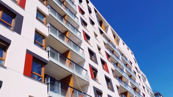 Modernos bloques de apartamentos y edificios residenciales contemporáneos, arquitectura e inmuebles en la ciudad europea - Imágenes, Vídeo