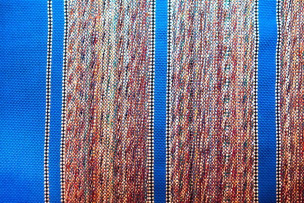 Sfondo tappeto tessuto fatto di fili blu e rossi - Foto, immagini
