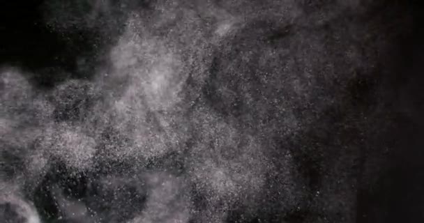Siyah arkaplanda izole edilmiş toz - Video, Çekim