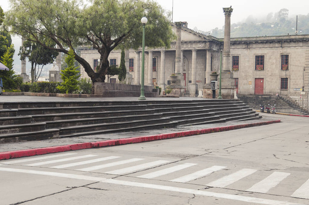 Вулиця з білими лінії перетину зебри на старій і зруйнованій дорозі - вулиця історичного центру Кесальтенанго - Гватемала.. - Фото, зображення
