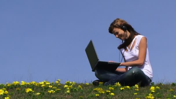 femme avec ordinateur portable - Séquence, vidéo