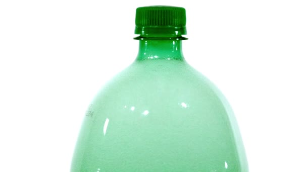 Piękne białe bąbelki sączące się z zielonej butelki - spowolnienie ruchu - Materiał filmowy, wideo