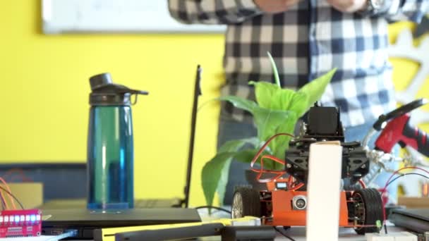 Crop anonyymi mies valvoa robotti luokassa - Materiaali, video