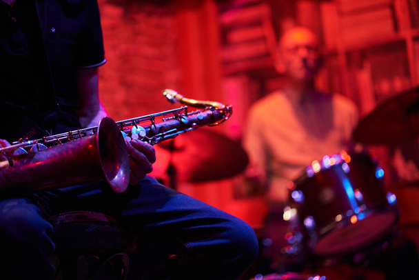 Sassofono e batterista ad un concerto jazz dal vivo in un club - Foto, immagini