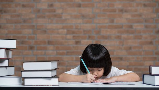 дівчина робить домашнє завдання, малюк пише папір, концепція освіти, повертається до школи
 - Фото, зображення
