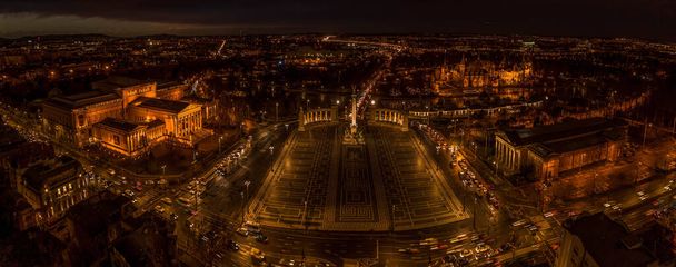 Aerial pano drone shot of Museum képzőművészet Vajdahunyad vára a Hősök terén, Budapest éjszakáján városi fények égnek - Fotó, kép