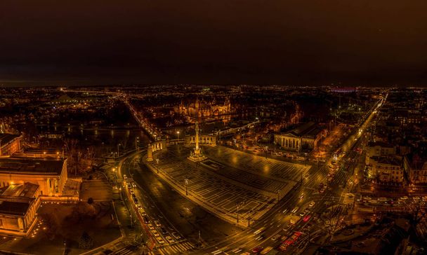 Légi felvétel a Szépművészeti Múzeumról Vajdahunyad vára a budapesti Hősök terén éjjel városi fényekkel - Fotó, kép