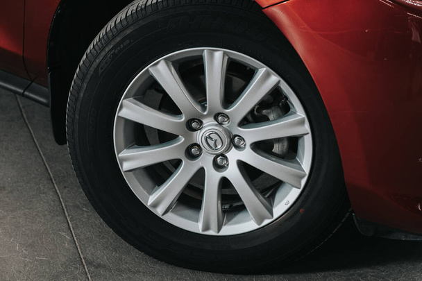Nowosybirsk, Rosja 08 października 2020: Mazda CX-7, Koło samochodowe z kołem ze stopu i nową gumą na zbliżeniu samochodu. Dysk dostrajający koła - Zdjęcie, obraz