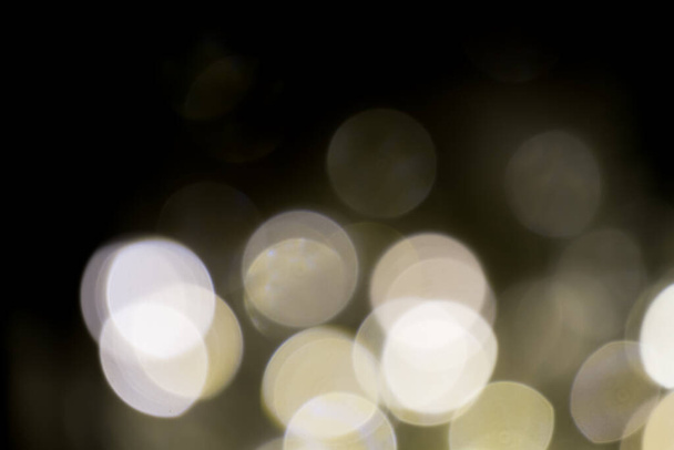 foco suave, fuera de foco una gran cantidad de bombilla led en la noche oscura - Foto, Imagen