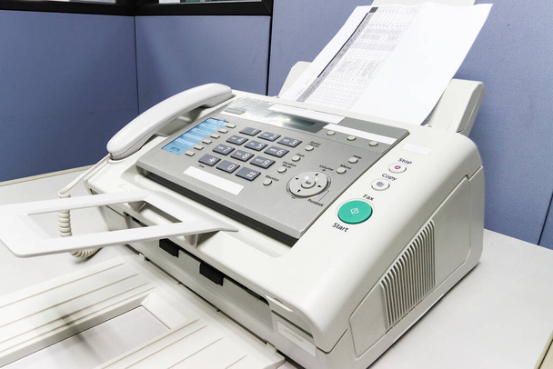Факсимільний апарат, що використовується для надсилання документів в офісі, концептуальне обладнання, необхідне в офісі
  - Фото, зображення