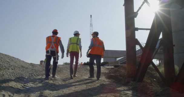 Inspectores caminando en el sitio de construcción del puente - Foto, Imagen