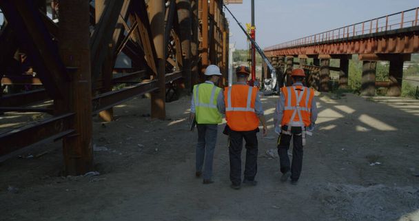 Επιθεωρητές που περπατούν στο εργοτάξιο γέφυρας - Φωτογραφία, εικόνα