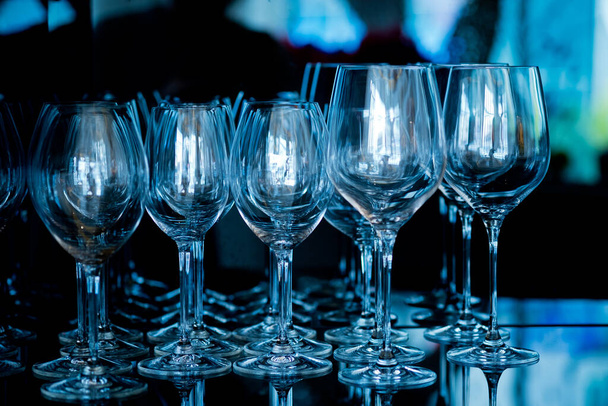 cocktailglas op tafel, nachtfeest, feest, glaswater - Foto, afbeelding