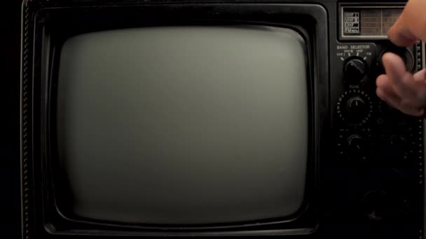 Zbliżenie Vintage TV i urządzenia radiowego z lat 80-tych i męskiej strony na kręcące się koło - Materiał filmowy, wideo
