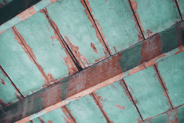 Дерев'яна стеля, старий дерев'яний дах будівництва
. - Фото, зображення