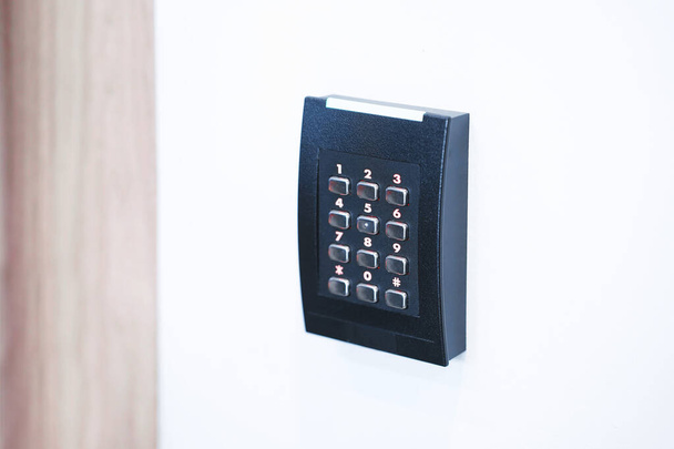 Πληκτρολόγιο ελέγχου πρόσβασης πόρτας με συσκευή ανάγνωσης καρτών. - Φωτογραφία, εικόνα