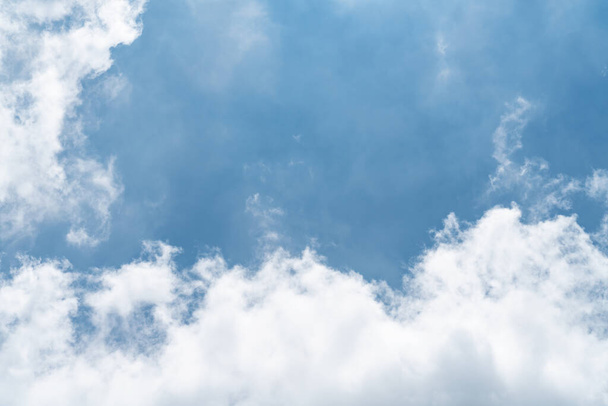 コピースペース付きの白い雲と青い空の背景 - 写真・画像