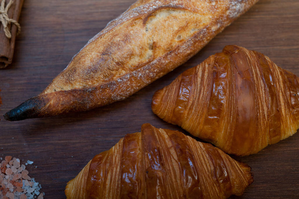 Croissants frescos franceses y tradición de baguette artesanal - Foto, Imagen