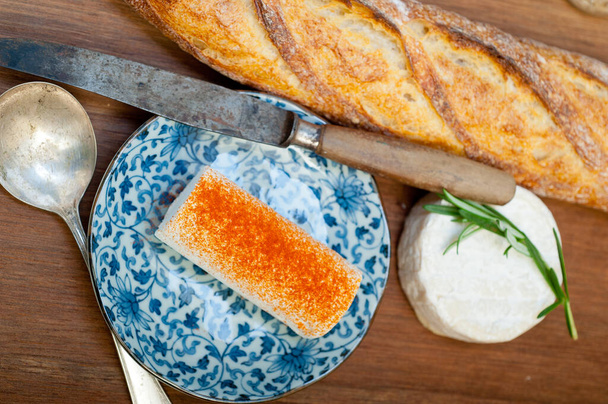 Francuski ser i świeża bagietka na nożu do drewna - Zdjęcie, obraz