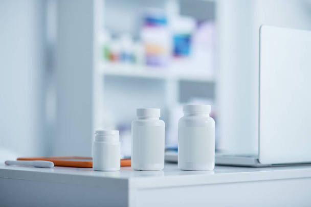 Tabletki i witaminy na półkach w aptece - Zdjęcie, obraz