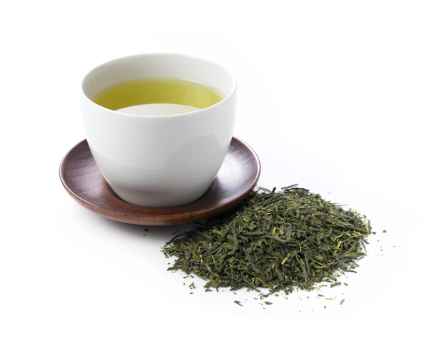 Thé vert et feuilles de thé sur fond blanc. Image de thé vert japonais - Photo, image