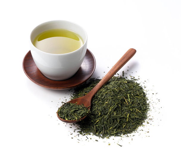 Thé vert et feuilles de thé sur fond blanc. Image de thé vert japonais - Photo, image