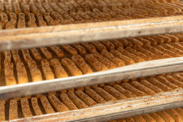 Frisch gebackene Brotstangen aus dem Ofen geholt. Konzept der handwerklichen Bäckerei. - Foto, Bild