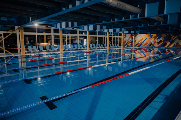 Крытый соревновательный бассейн с дорожками для плавания. - Фото, изображение