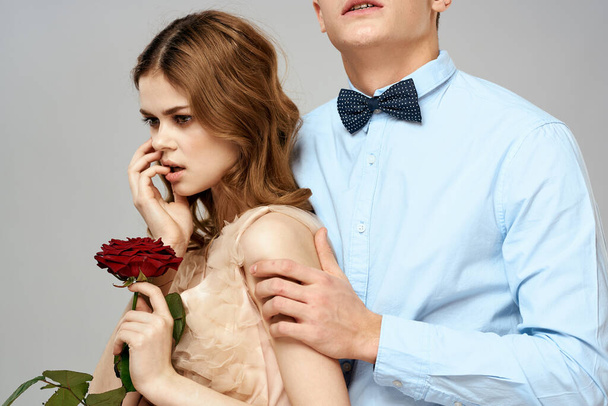 krásný pár vztah růže dárek jako romantika objetí světlo pozadí - Fotografie, Obrázek