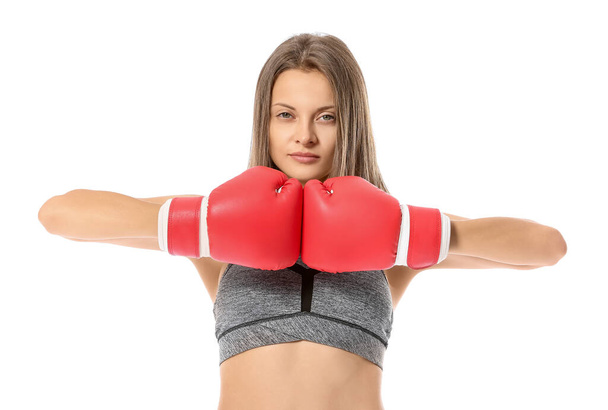 Desportivo jovem mulher em luvas de boxe no fundo branco - Foto, Imagem