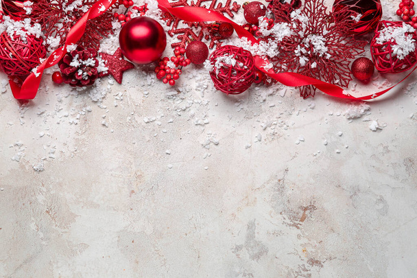 Hermosa composición navideña sobre fondo claro - Foto, imagen