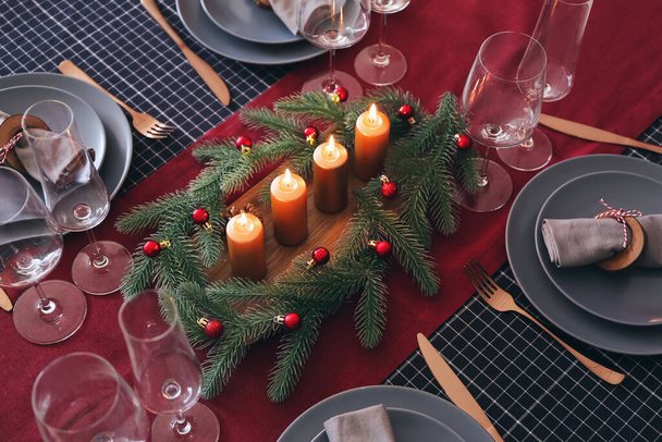 Красива обстановка столу зі свічками на різдвяну вечерю
 - Фото, зображення