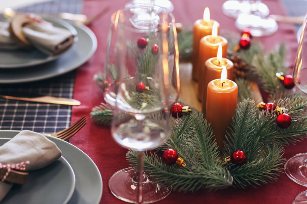 Gyönyörű asztalterítő gyertyákkal a karácsonyi vacsorához - Fotó, kép