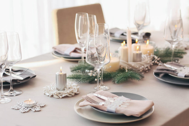 Beautiful table setting with Christmas decorations in living room - Foto, Bild