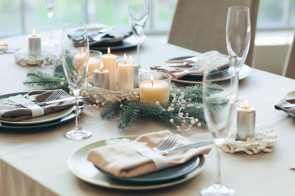 Beautiful table setting with Christmas decorations in living room - Foto, afbeelding