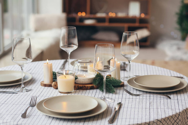 Schöne Tischdekoration mit Weihnachtsdekoration im Wohnzimmer - Foto, Bild