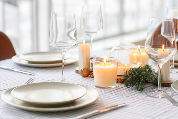 Beautiful table setting with Christmas decorations in living room - Foto, immagini
